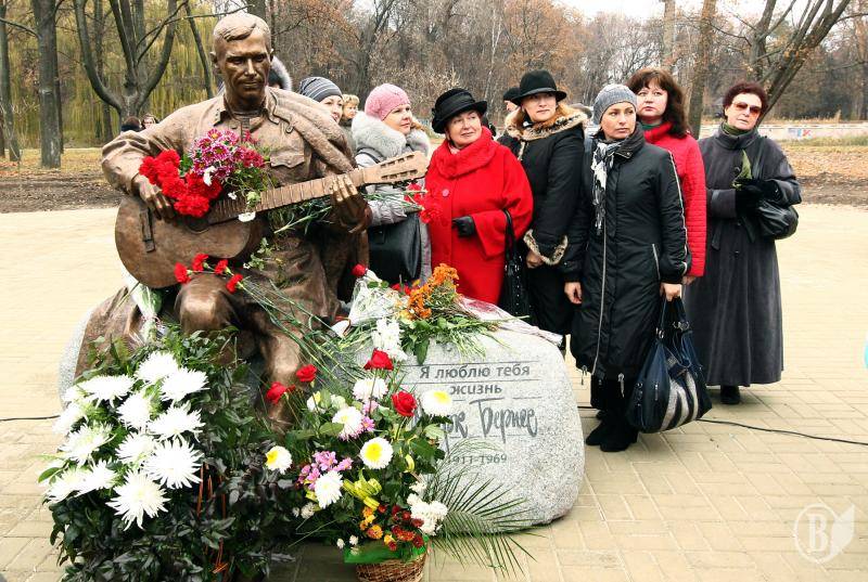 Марк Бернес